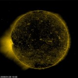 Imagen del Sol emitiendo una erupcin de partculas, en su ecuador y a la izquierda. (Foto: SOHO / NASA)