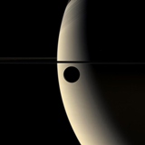 Imagen de la luna Rhea en trnsito frente a Saturno. (Foto: NASA)