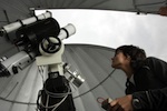 Una experta sigue el tránsito de Venus en 2004 desde un observatorio.| Justy G. K.