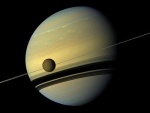 Imagen de Saturno con su principal luna, Titán. Foto: NASA/JPL.