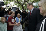 Al Gore saluda a unos escolares en Palo Alto (California) en compaa de su mujer. (Foto: AP)