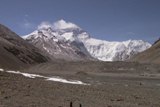 Vista del glaciar Rongbuk desde el campamento base chino, situado a 5.500 kilmetros de altitud, que sufre un enorme retroceso por el aumento de las temperaturas. (Foto: Alfredo Merino)