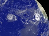 Imagen satelital de las tormentas tropicales Ike (izquierda) y Josephine (derecha). (Foto: AFP)