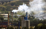 Una chimenea arroja humo en una zona industrial de la provincia de Cartago (Costa Rica). / Efe